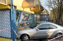 19-latek wjechał mercedesem w kiosk. Zginął starszy mężczyzna