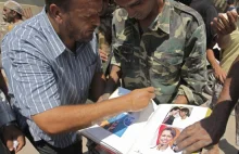 W ruinach kryjówki Kaddafiego odnaleziono album ze zdjęciami Condoleezzy Rice...