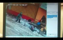 Kobieta znokautowana spadającym z dachu lodem, Woroneż, Rosja