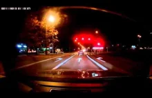 Idiota na czerwonym w ruchliwe skrzyżowanie [VIDEO]