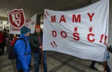 Protest maturzystów z powodu strajku nauczycieli. Boją się, że nie zostaną...