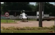 Nieuważny kierowca przejeżdża zbyt blisko startującego helikoptera.