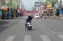 Śpiący jeździec na skuterze