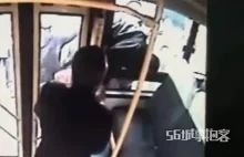 Autobusowy złodziej chciał uciec przez okno jadącego pojazdu