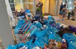 Polacy wyrzuceni z hotelu z workami na śmieci