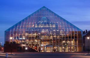 Biblioteka jak piramida ze szkła. Tak się buduje w Holandii