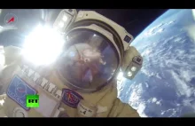 Widok z hełmu kosmonauty pracującego w przestrzeni kosmicznej.