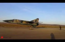 Bardzo niski przelot MiG 23ML nad płytą lotniska