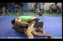 Walka MMA - Niebieski vs. Różowy Pasek