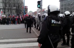 Policjanci po cywilu, w biało-czerwonych opaskach. Czemu atakowali straż marszu?