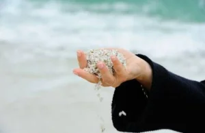 Turysta dostał 3000 EUR kary, gdyż chciał wywieźć piasek z plaży na pamiątkę.