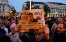 Protest przed węgierskim parlamentem przeciw zawieszeniu „Nepszabadsag”