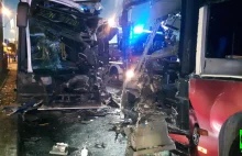 Czołowe zderzenie autobusów miejskich. Dwanaście osób rannych