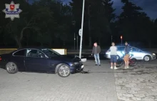 Kręcił bączki pod komendą policji. Uderzył w latarnię.