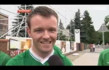 reporter Sky Sports News rozmawia z Irlandczykami przed stadionem Lecha Poznań