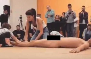 "Sztuka" w Brazylii. Czterolatka dotykała nagiego performera, razem z matką