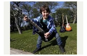 5-letni fan `Iron Maiden` - mistrzem gitary. Video