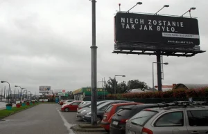 Co za zbieżność dotycząca spółki, która bierze pieniądze za billboardy PiS