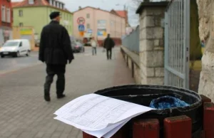 Dokumenty z pieczęciami ZUS-u w koszu na śmieci!