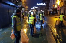 Młodzi muzułmanie z UK z własnej woli sprzątają ulice po sylwestrze