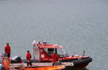 Łódka przewróciła się. 77-latek dopłynął do brzegu, 28-letni wnuk nie