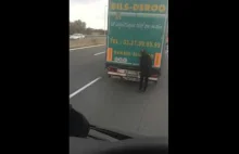 Nielegalni imigranci z Afryki wdzierają się do ciężarówek!