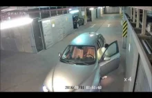 Pijany kierowca Alfy próbuje wyjechać z parkingu w Warszawie.