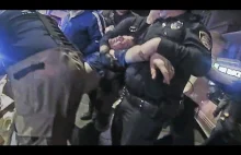 Amerykański policjant popycha i przydusza ratownika medycznego.
