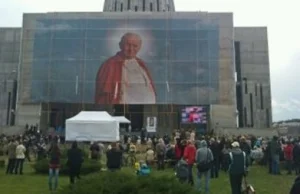 Gigantyczny portret papieża odsłonięty