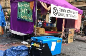 Protestujący przeciw zmianom klimatycznym z dieslowskim generatorem do zasilania