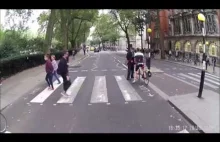 pieszy na pasach uczy niepokornego rowerzystę przepisów ruchu drogowego