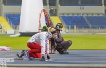 Rywalizacja motoparalotniarzy z lekkoatletką i kolarką na Stadionie...