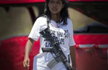 Meksykanie sięgają po broń w walce z kartelami - w odpowiedzi rząd ich rozbraja