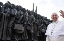 W Watykanie odsłonięto rzeźbę przedstawiającą tratwę z migrantami – Le...