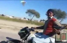 Motocyklista z Pakistanu i jego gołębie