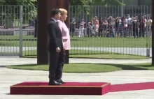 Silne dygotanie całego ciała, nerwowe ruchy Angeli Merkel podczas uroczystości