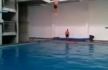 Ochroniarz tonie w basenie, podczas ćwiczeń.