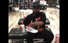 niezadowolony klient podpala buty w sklepie Nike