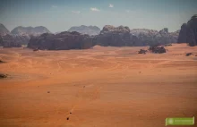 Pustynia Wadi Rum. Nieziemskie widoki, czerwone wydmy, kaniony i łuki skalne.