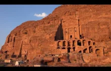 Miasto wykute w skałach Petra w Jordani w 4K