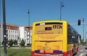 Warszawski ZTM z nową akcją promującą motocykle na bus pasach.
