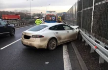 Katowice. Wypadek na tzw. zakręcie mistrzów. Tesla rozbita