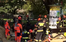 Warszawa: Strażacy wyciągnęli zasypanego robotnika
