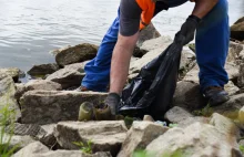 Poznań: Więźniowie sprzątali brzegi Warty. Znaleźli kontener śmieci w wodzie!