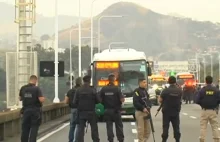 Porwał autobus, groził jego podpaleniem. BBC: napastnik z Rio de Janeiro...