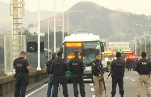 Porwał autobus, groził jego podpaleniem. BBC: napastnik z Rio de Janeiro...