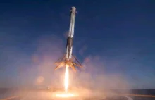 Zobacz statek łapiący w siatkę część rakiety SpaceX (wideo)