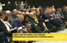 Sędziowie i adwokaci wychodzą podczas przemówienia wicemin. sprawiedliwości