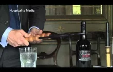 Jak "otworzyć" butelkę wina przy pomocy piórka...