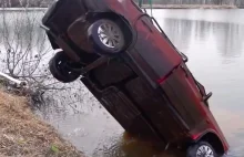 Auto leżało pół roku w stawie. Wyłowili i odpalili silnik! WIDEO